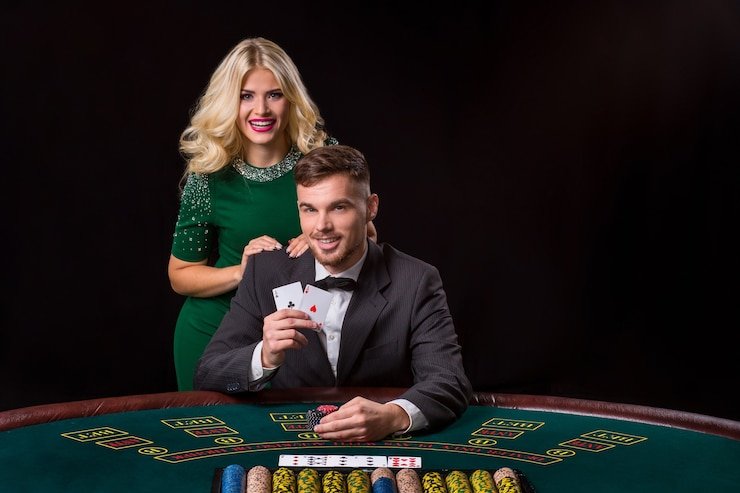 Dealer kasino langsung berinteraksi dengan pemain melalui fitur live streaming di platform jmtoto